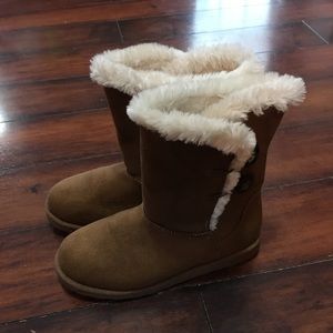 Fuzzy short boots